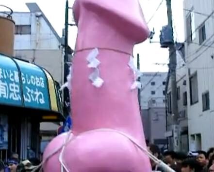 Festa in Giappone: una volta allâ€™anno si venera un pene gigante